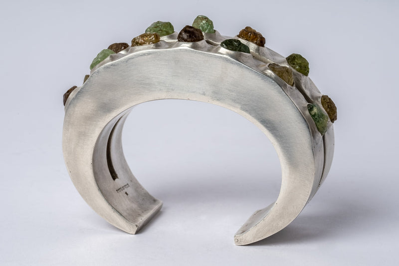 Crescent Crevice Bracelet (Terrestrial Surfaced, Peridot, 30mm)