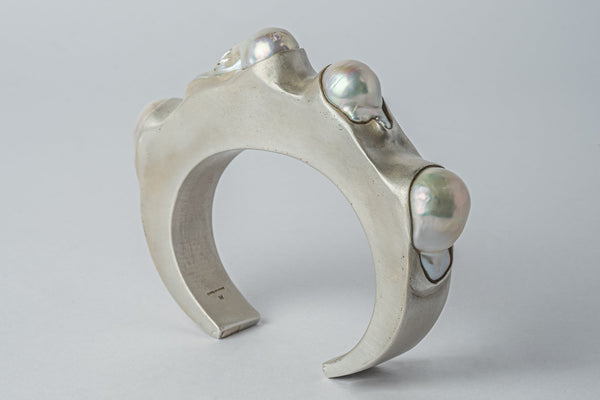Crescent Bracelet (Terrestrial Surfaced, White Pearl, 15mm)