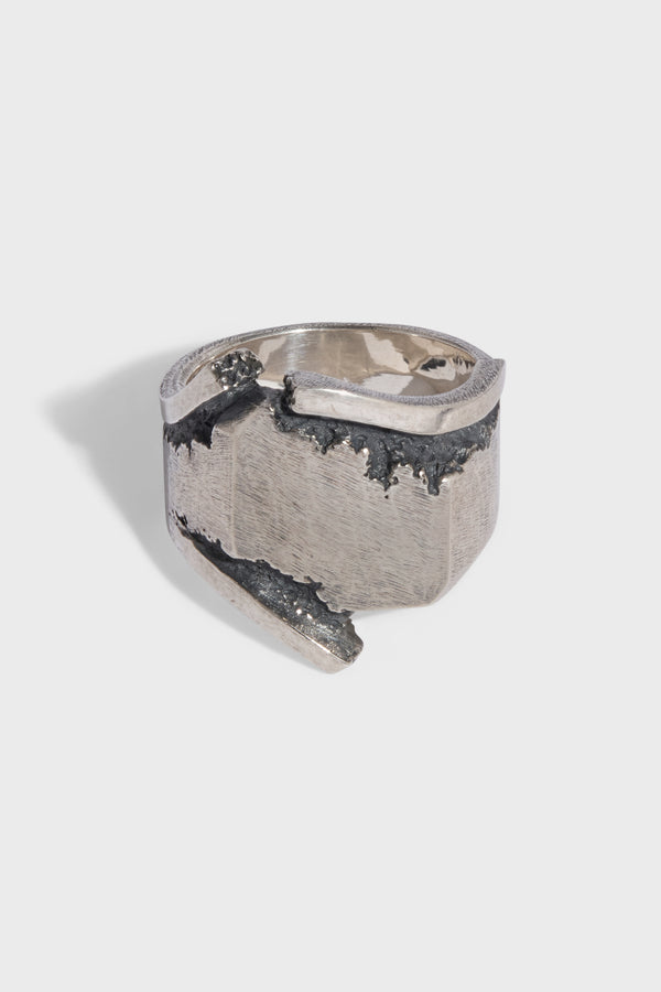 TWISTED EDGES RING