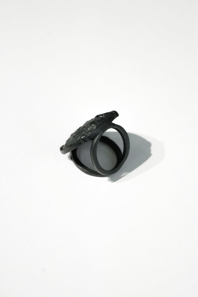 Black Leaf Round Ring